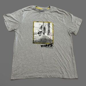 Casual graphic t-shirt.